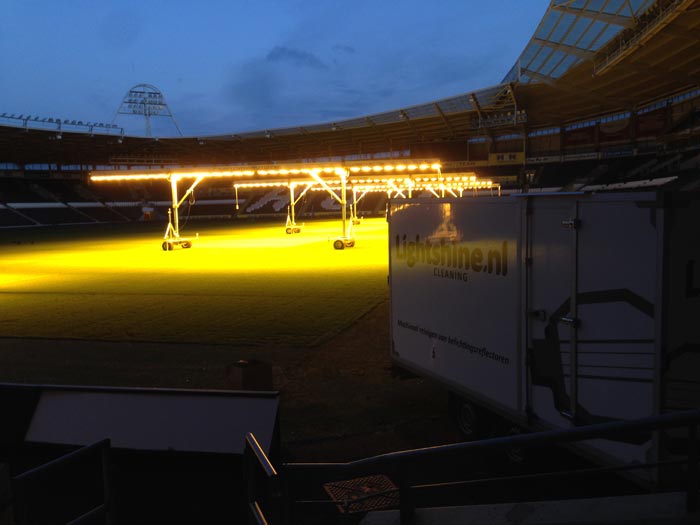 Lichtbollen schoonmaken bij Hull City FC